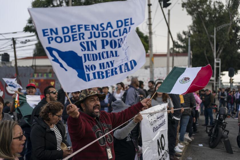 Manifestantes bloquean las entradas al Congreso en contra de la propuesta de reforma constitucional que haría que los jueces se presentaran a elecciones en la Ciudad de México, el martes 3 de septiembre de 2024. (AP Foto/Félix Márquez)