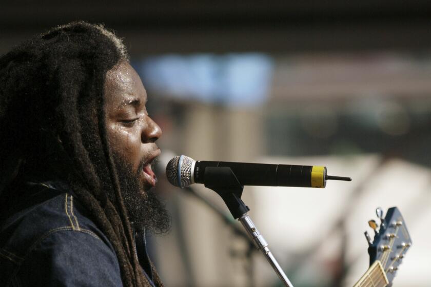 El músico de reggae Peter Anthony Morgan canta durante 
