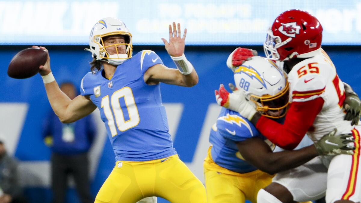 Chargers vs. Chiefs score, takeaways: Patrick Mahomes, Travis Kelce hook up  for 3 TDs, including game-winner 