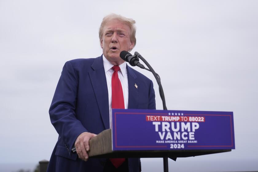 El expresidente Donald Trump, candidato republicano a la presidencia, habla en una confrencia de prensa en el club de golf Trump National Los Angeles el viernes 13 de septiembre de 2024, en Rancho Palos Verdes, California. (AP Foto/Jae C. Hong)