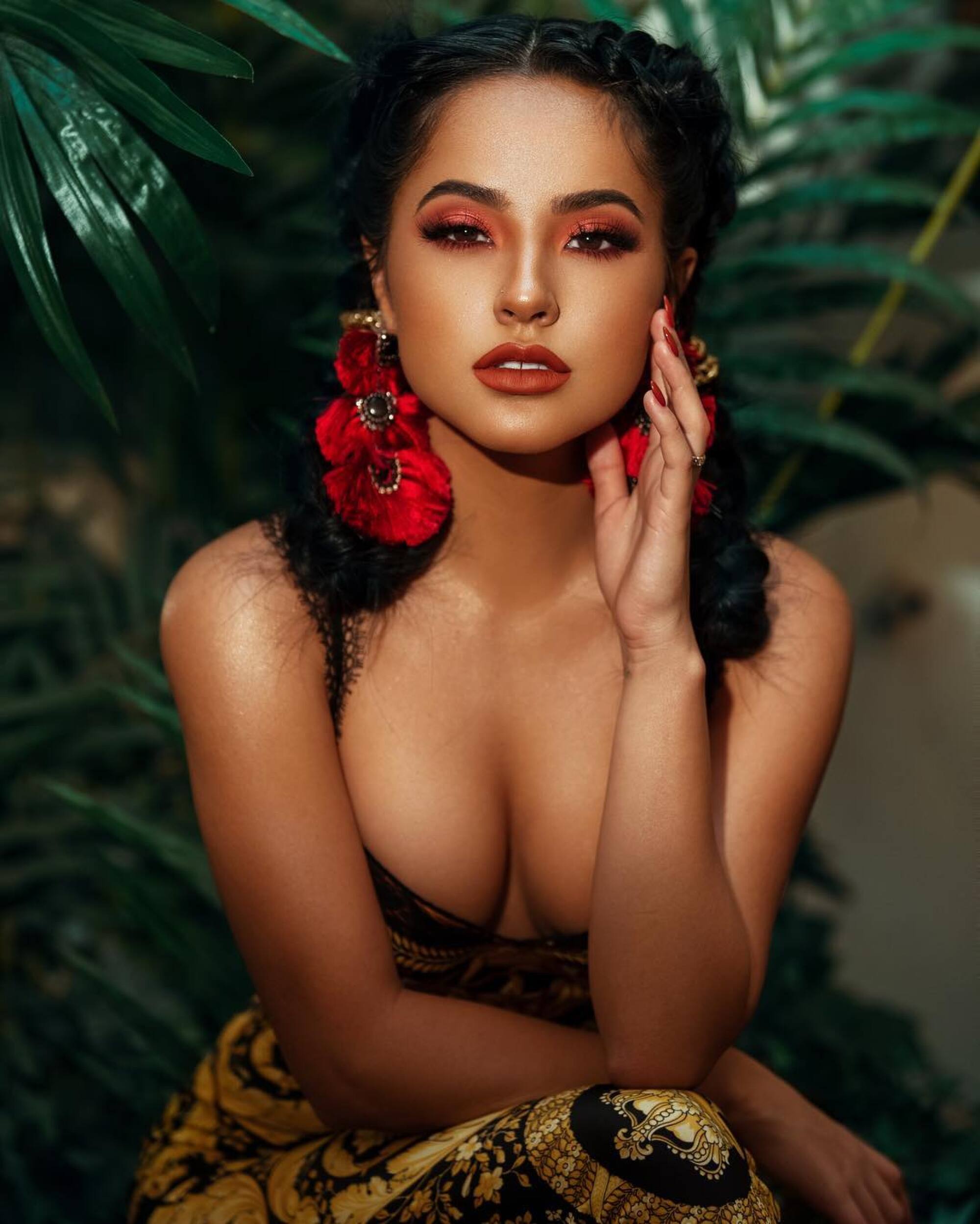 Becky G se deja ver sin brasier y sus fans la llaman diosa