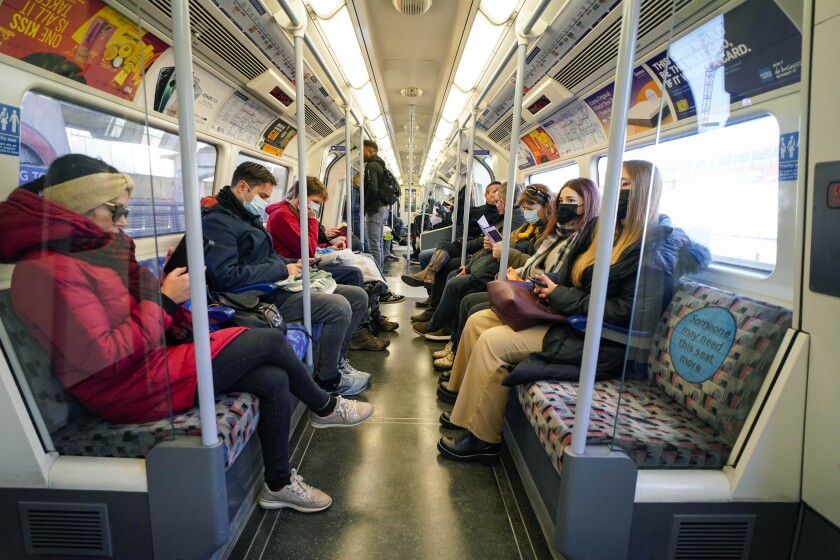 Personas con cubrebocas debido al coronavirus viajan en el metro de Londres 