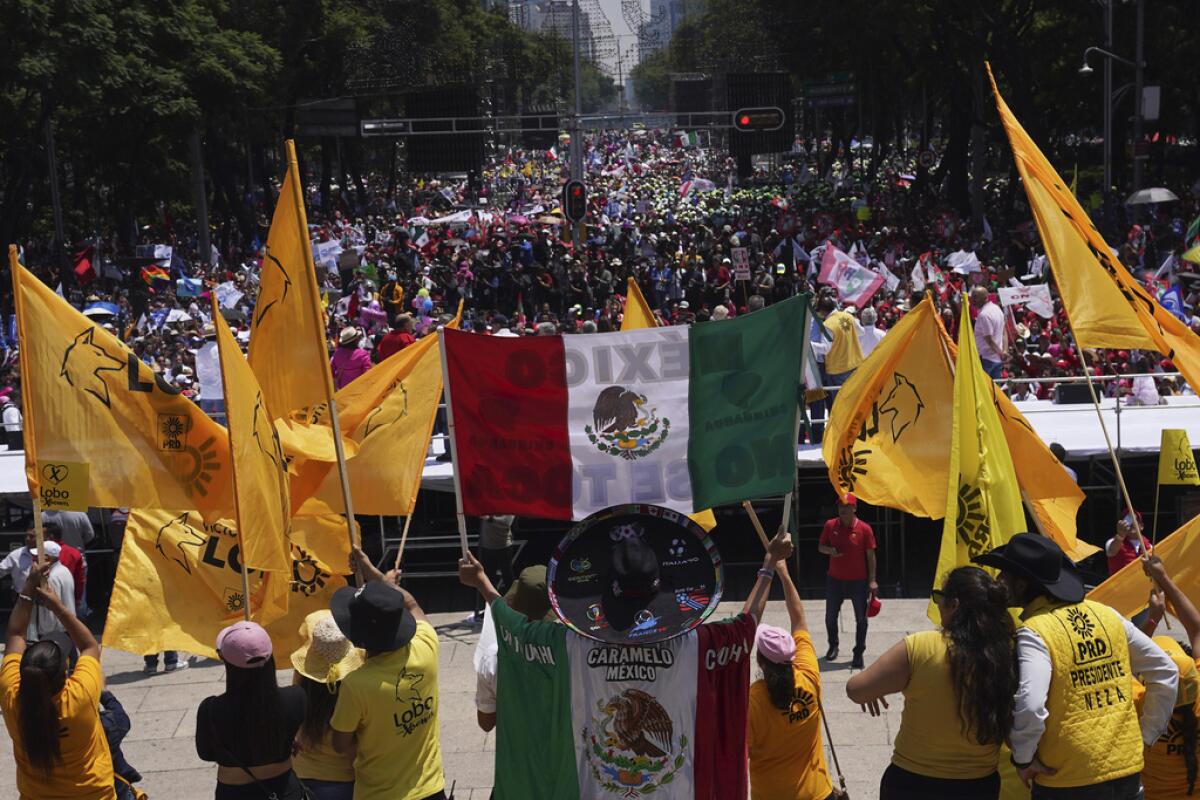 Simpatizantes de la senadora Xóchitl Gálvez, candidata de la oposición