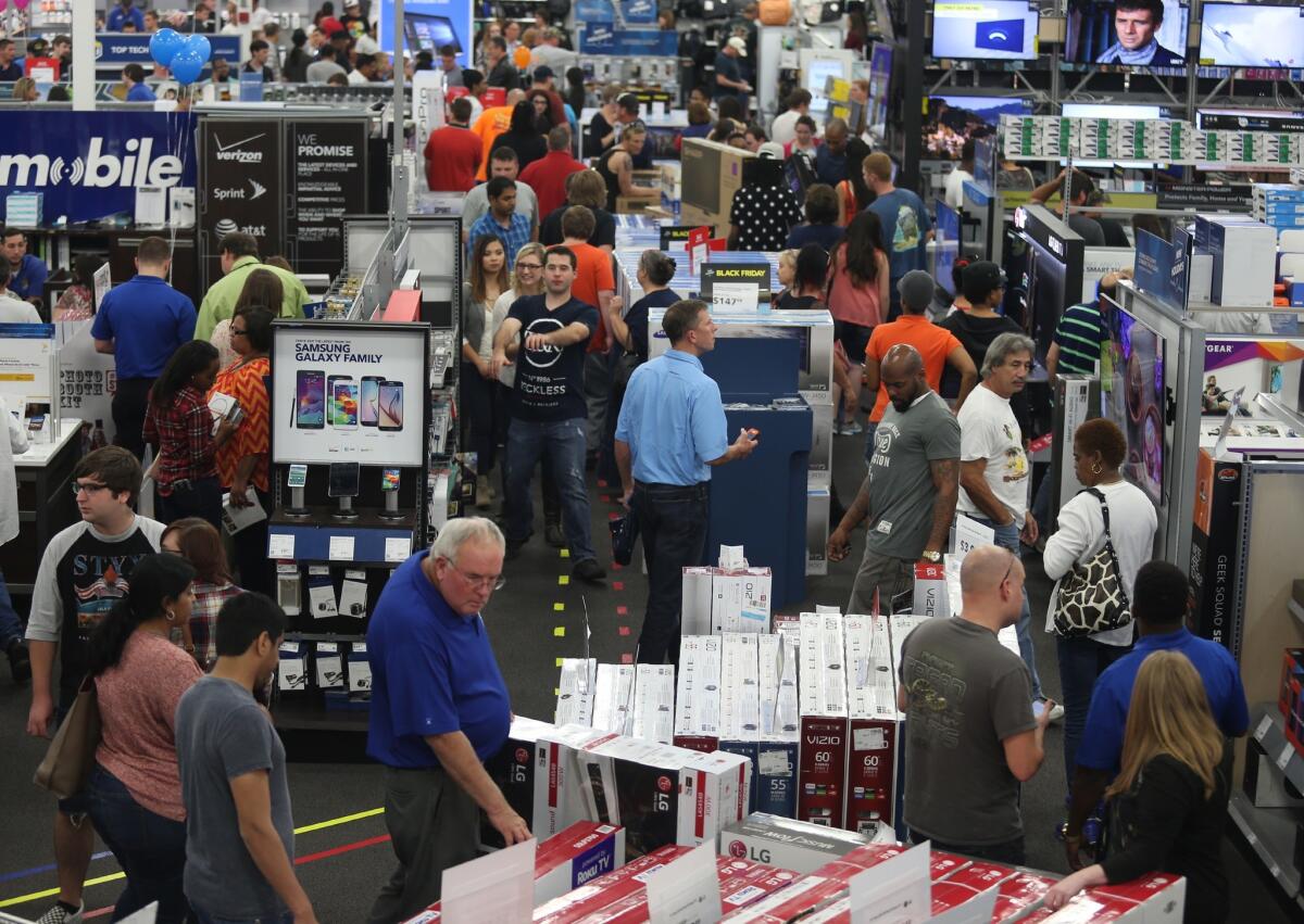 Las personas observan la mercancía en la tienda de electrónicos Best Buy durante las compras del Día de Acción de Gracias el jueves 26 de noviembre de 2015 en Panama City, Florida. (Patti Blake/News Herald vía AP)