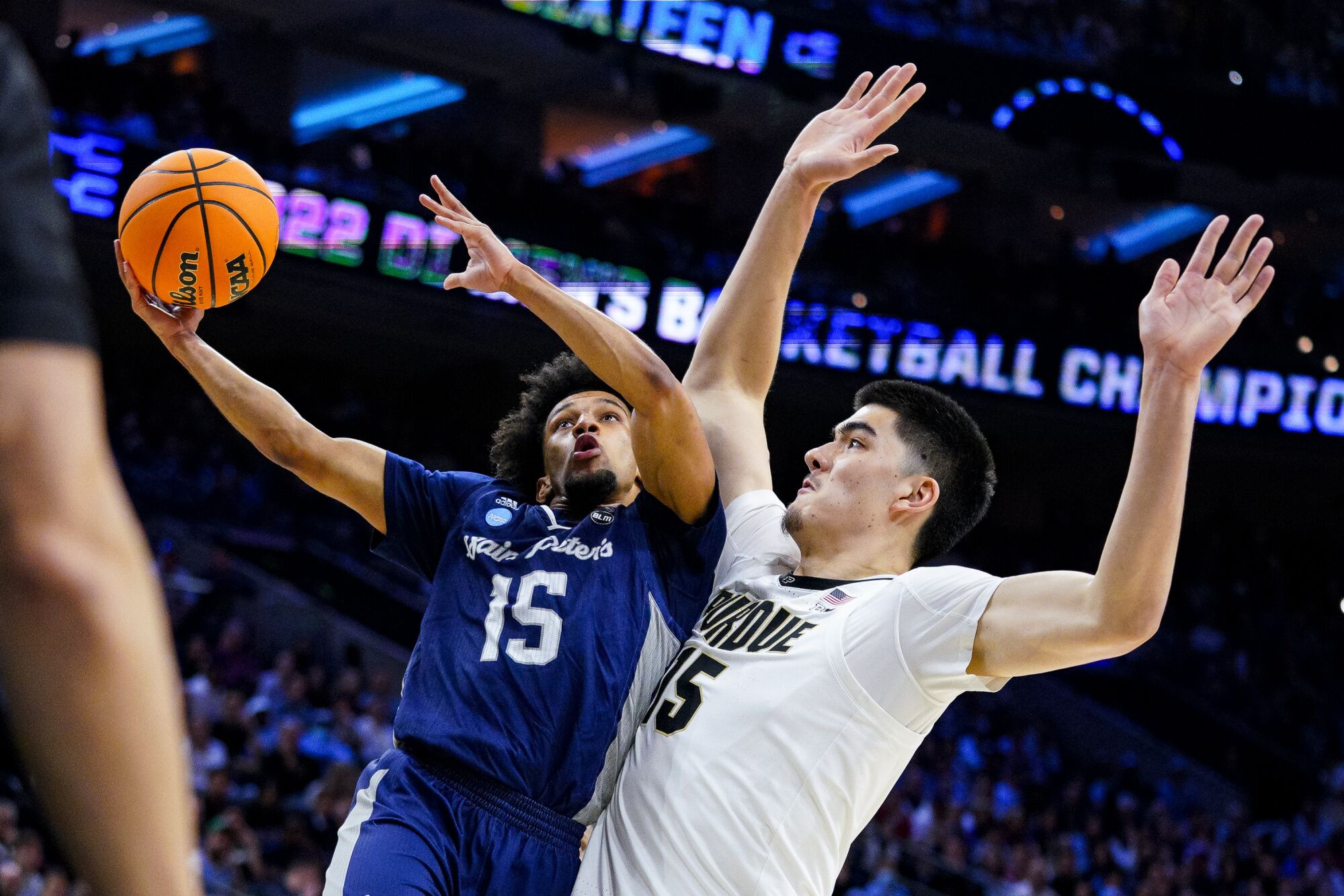 Saint Peter's Matthew Lee goes up for the shot against Purdue 's Zach Edey.