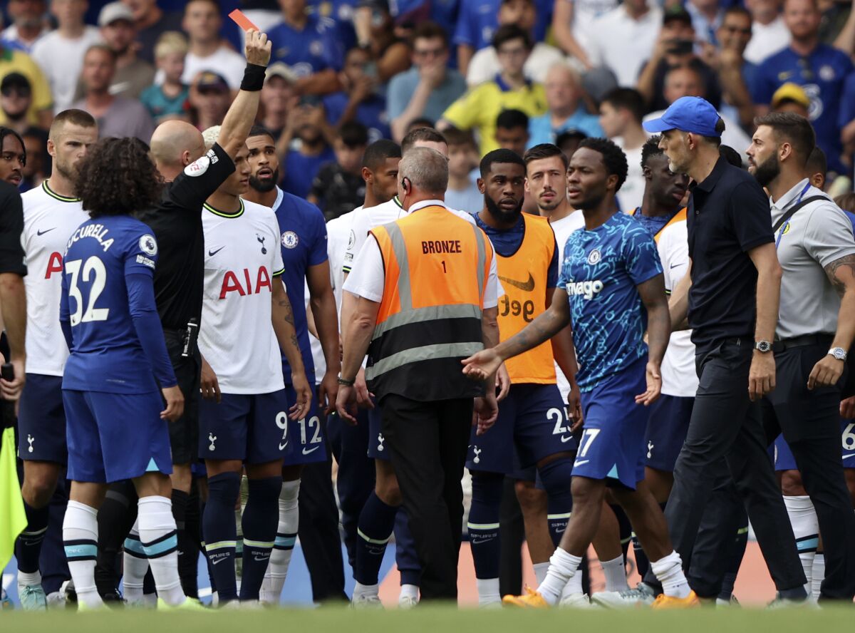 El árbitro Anthony Taylor expulsa al técnico de Chelsea Thomas Tuchel al final del partido contra Tottenham Hotspur por la Liga Premier, el domingo 14 de agosto de 2022. (AP Foto/Ian Walton)