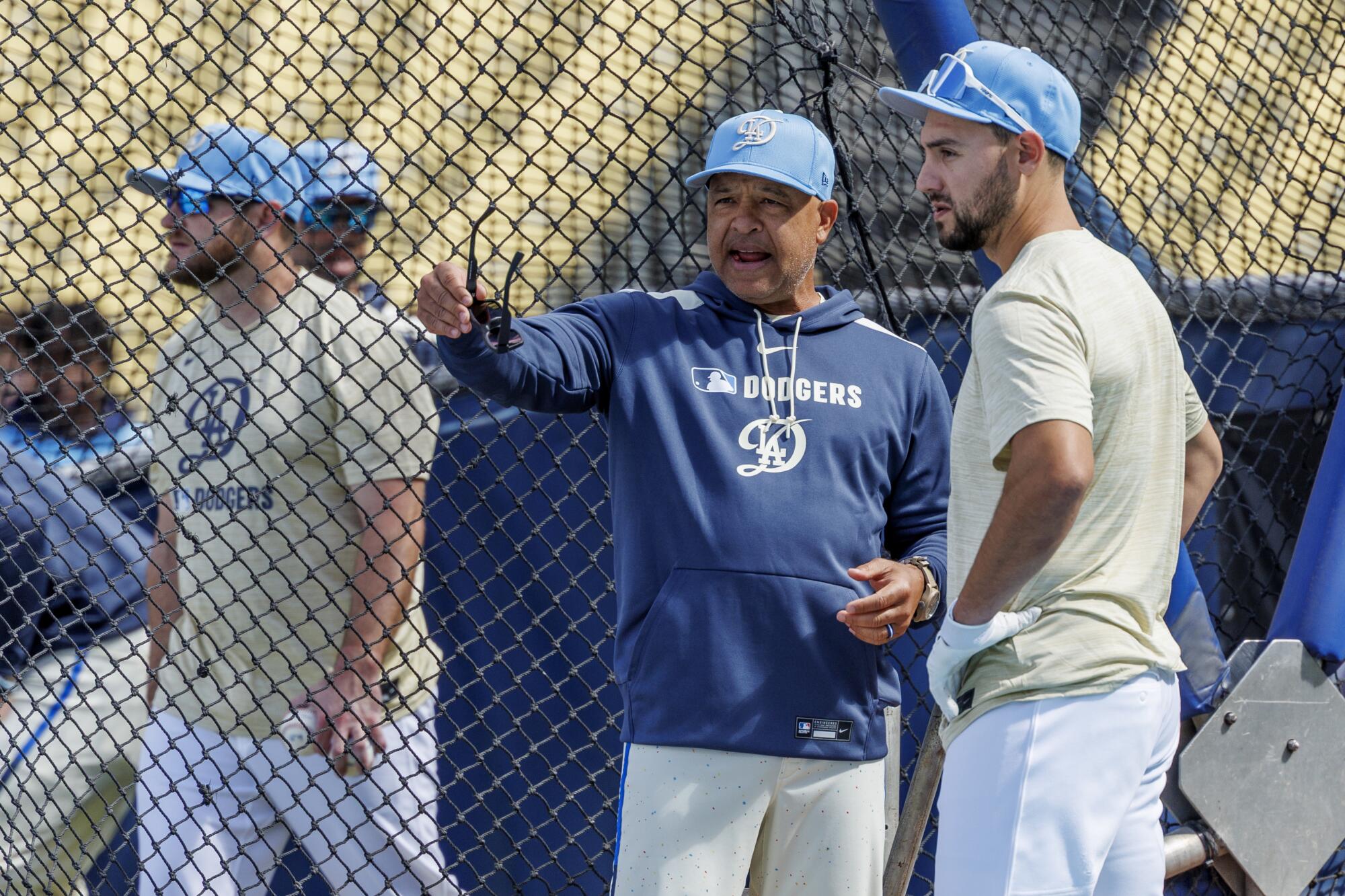 تفاعل مدير Dodgers مع The Outle Michael Collectro أثناء ممارسة الضرب.