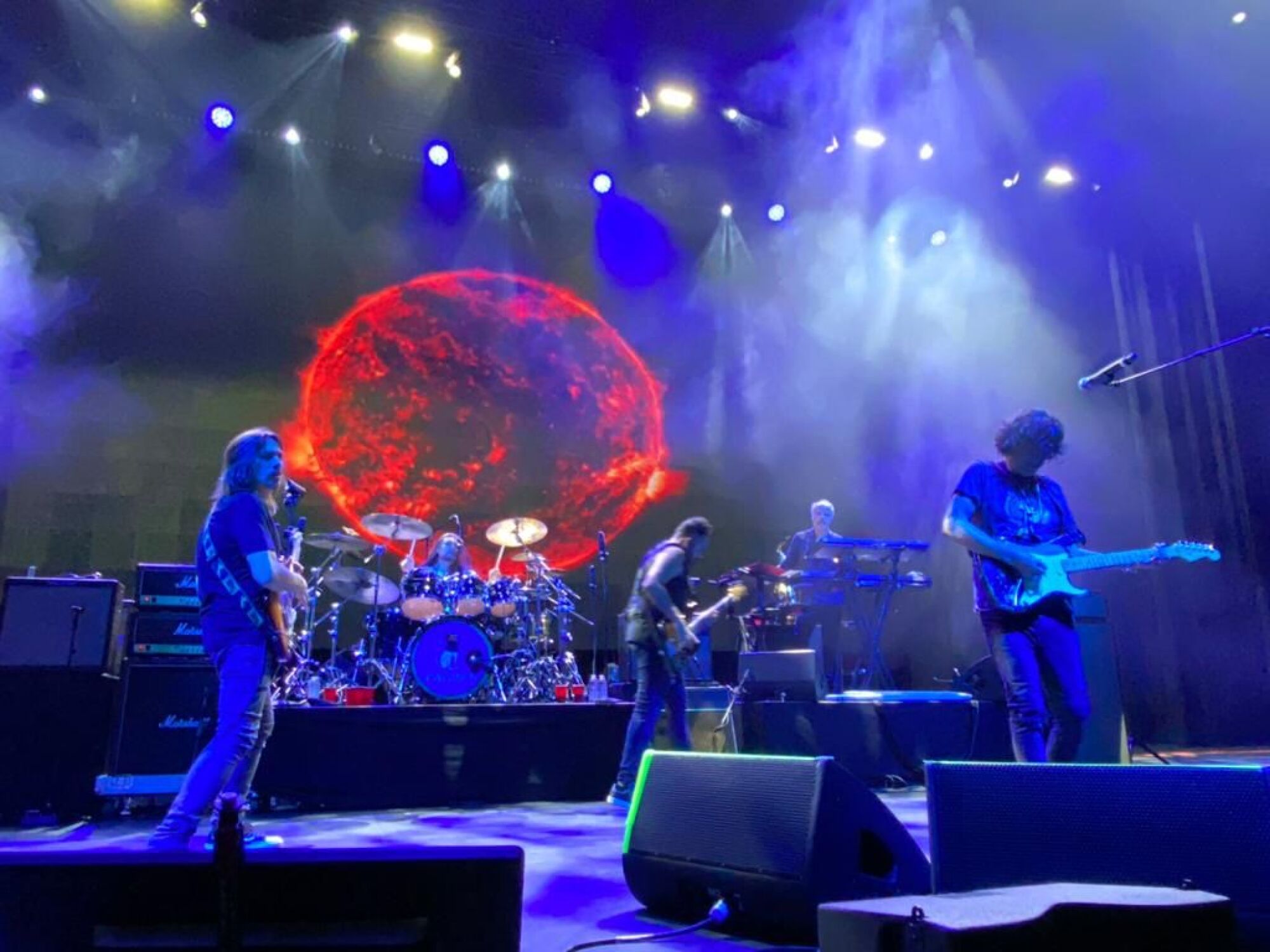 Caifanes interpreta "Los Dioses Ocultos" durante otro lleno que registró en California.
