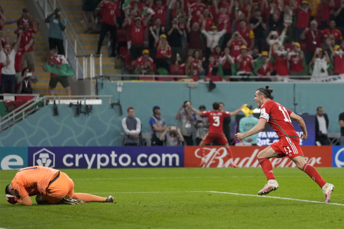 La stella del Galles Gareth Bale festeggia dopo aver segnato il portiere statunitense Matt Turner su un calcio di rigore all'82° minuto.