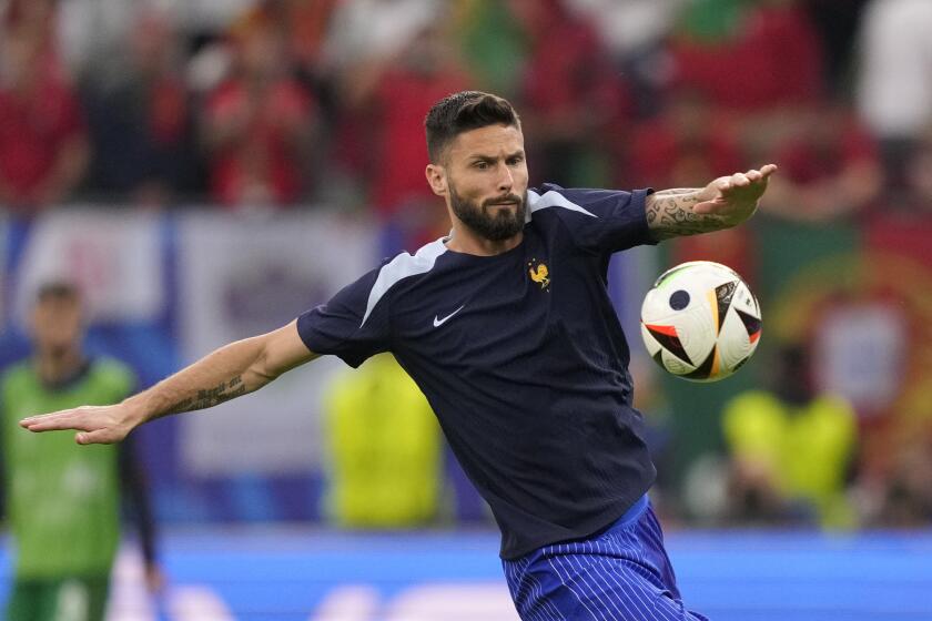 El francés Olivier Giroud calienta antes del partido de cuartos de final entre Portugal y Francia en la Eurocopa 2024 en Hamburgo, Alemania, el viernes 5 de julio de 2024. (AP Foto/Andreea Alexandru)