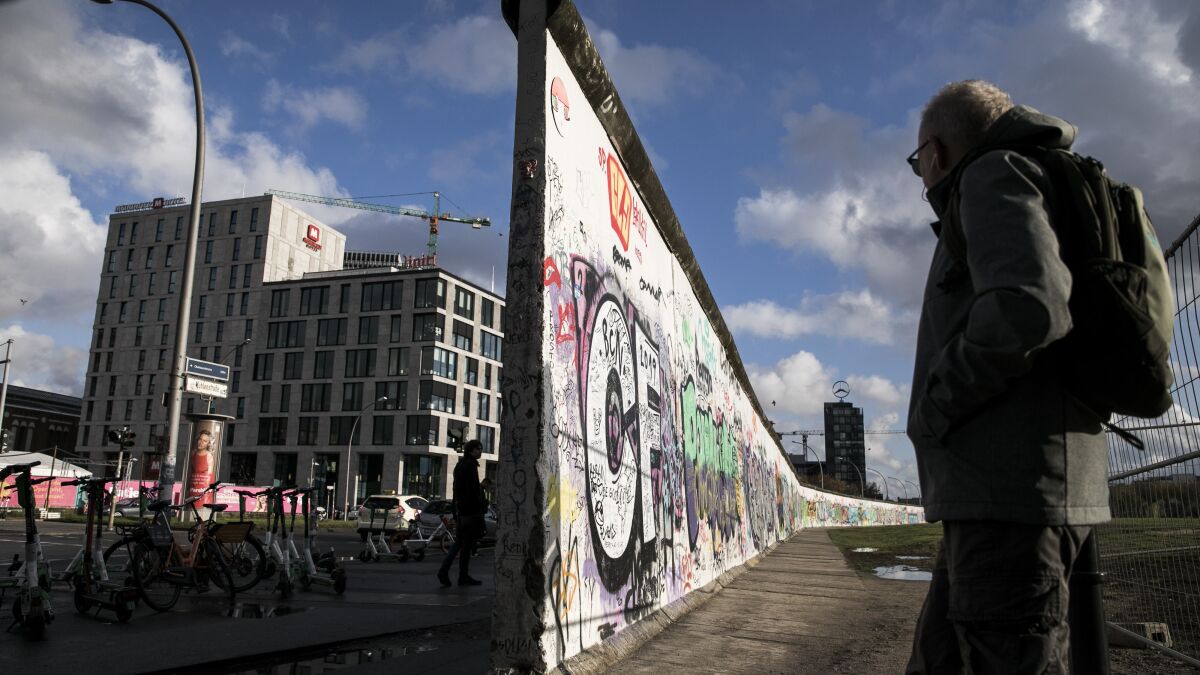 In Berlin, quirky reminders linger from East-West divide Los Times