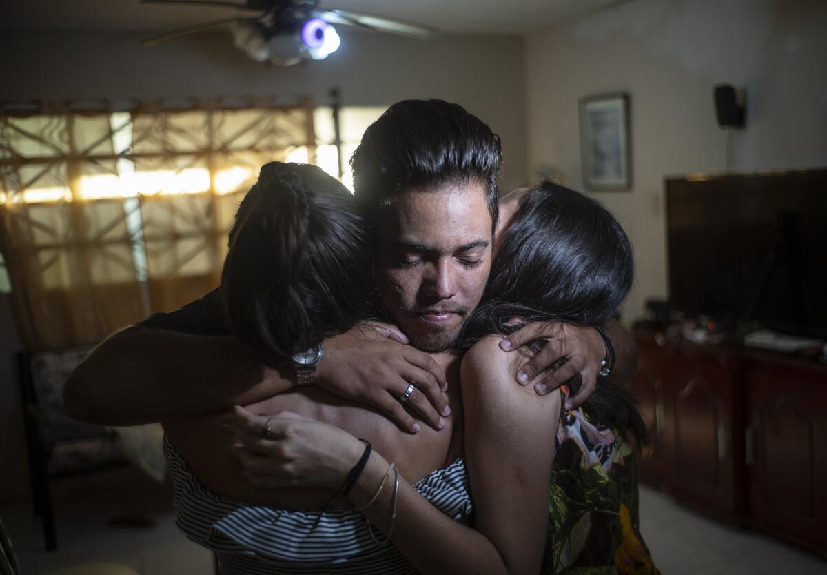 Marcos Marzo abraza a sus amigas que vinieron a despedirse de él, en La Habana, el miércoles 25 de enero de 2023