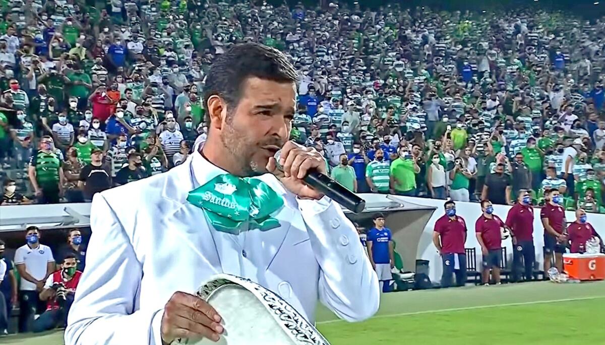 El cantante mexicano Pablo Montero durante el controvertido acto.