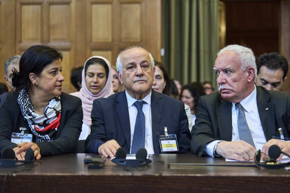 El asesor palestino de política exterior, Riad Malki, y otros miembros del equipo jurídico palestino 