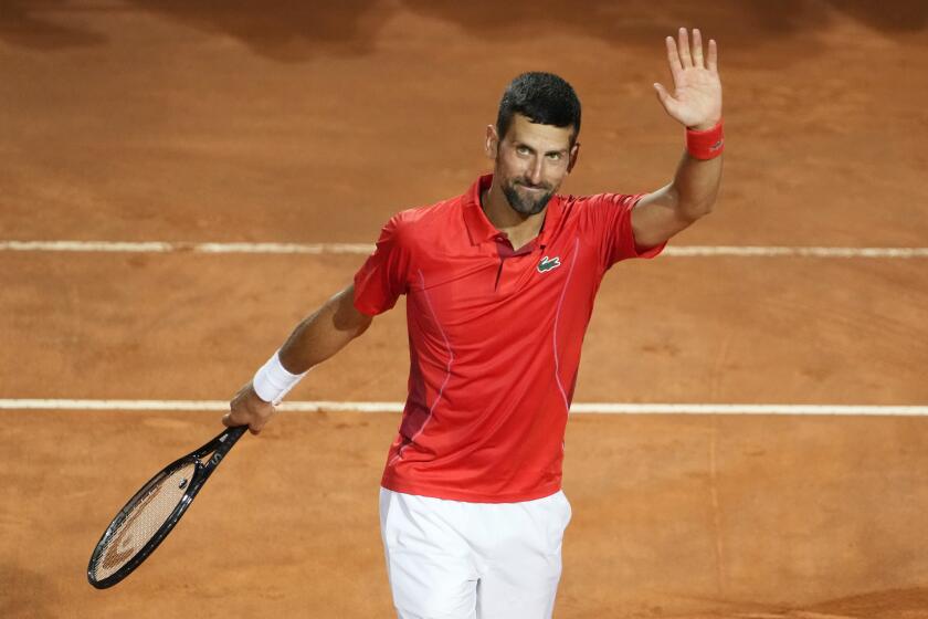 El serbio Novak Djokovic celebra tras ganar su duelo ante el francés Corentin Moutet en su presentación en el Abierto de Italia en Roma el viernes 10 de mayo del 2024. (AP Foto/Alessandra Tarantino)