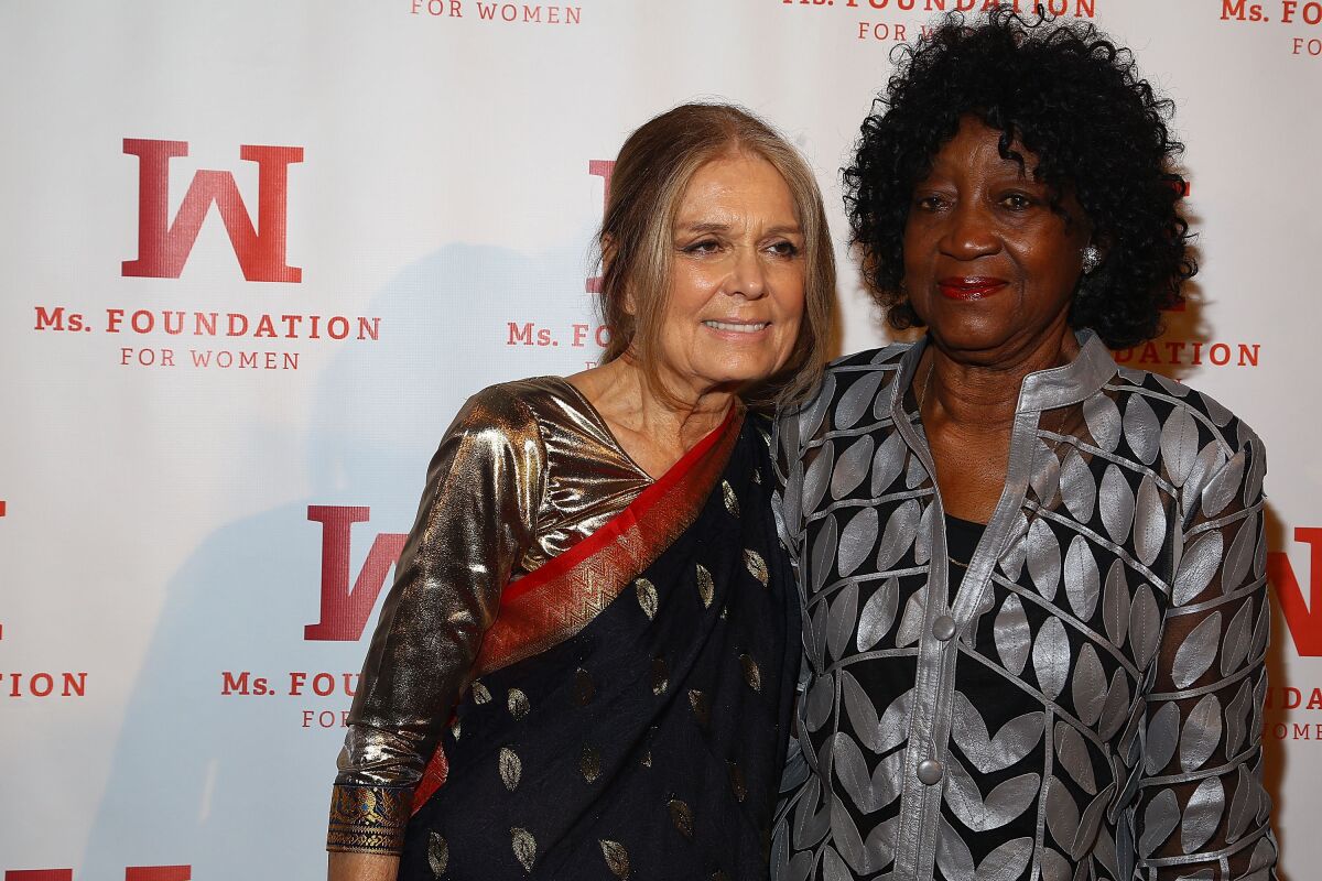 2014'te Gloria Steinem ve Dorothy Pitman Hughes.