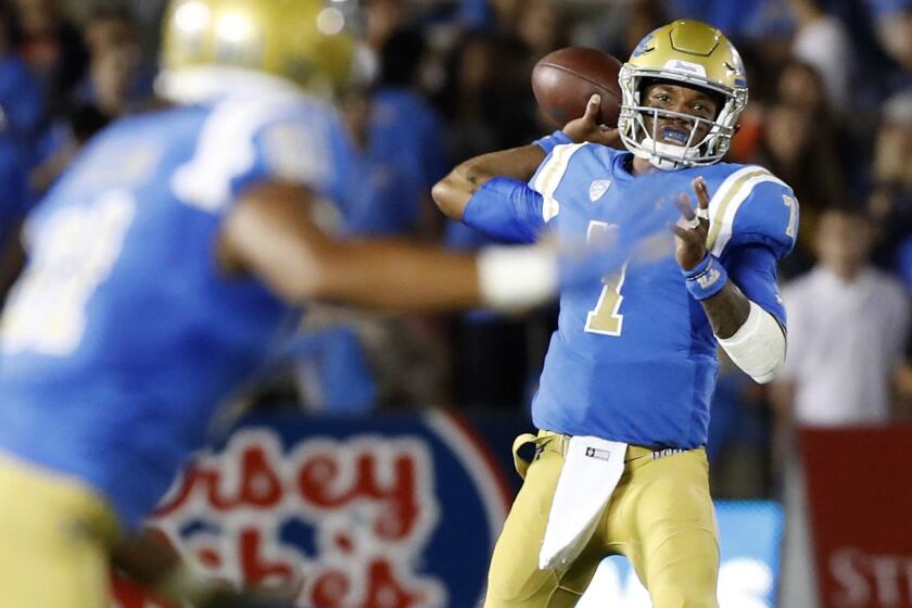 PASADENA, CALIF. - SEP. 28, 2018. UCLA quarterback Dorian Thompson-Robinson connects with tight end Caleb Wilson in the fourth quarter Saturday, Oct. 6, 2018, at the Rose Bowl in Pasadena. (Luis Sinco/Los Angeles Times)