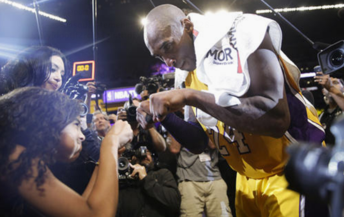 Kobe Bryant, de los Lakers de Los Ángeles, saluda a su hija Gianna tras el último partido de su carrera en la NBA en abril de 2016.
