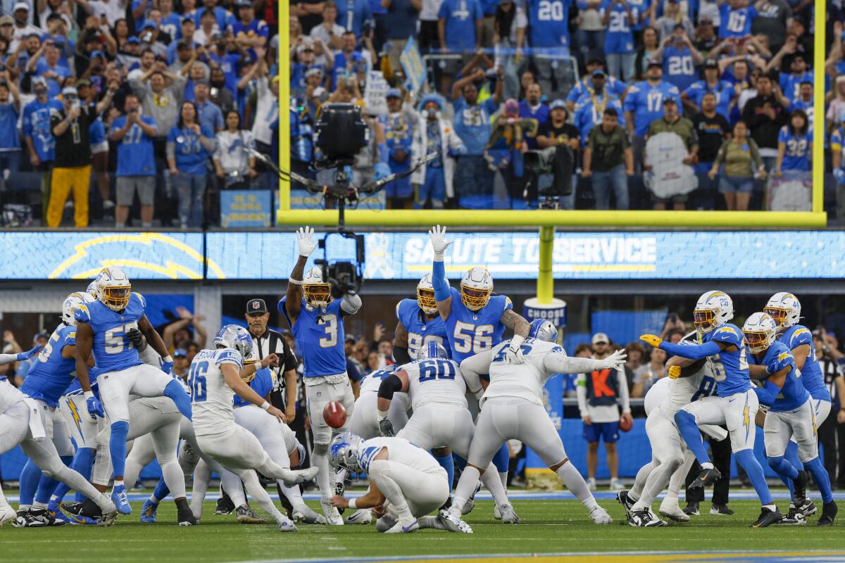  Lions place kicker Riley Patterson (36) launches a 41-yard, game-winning field goal to beat the Chargers 41-38.