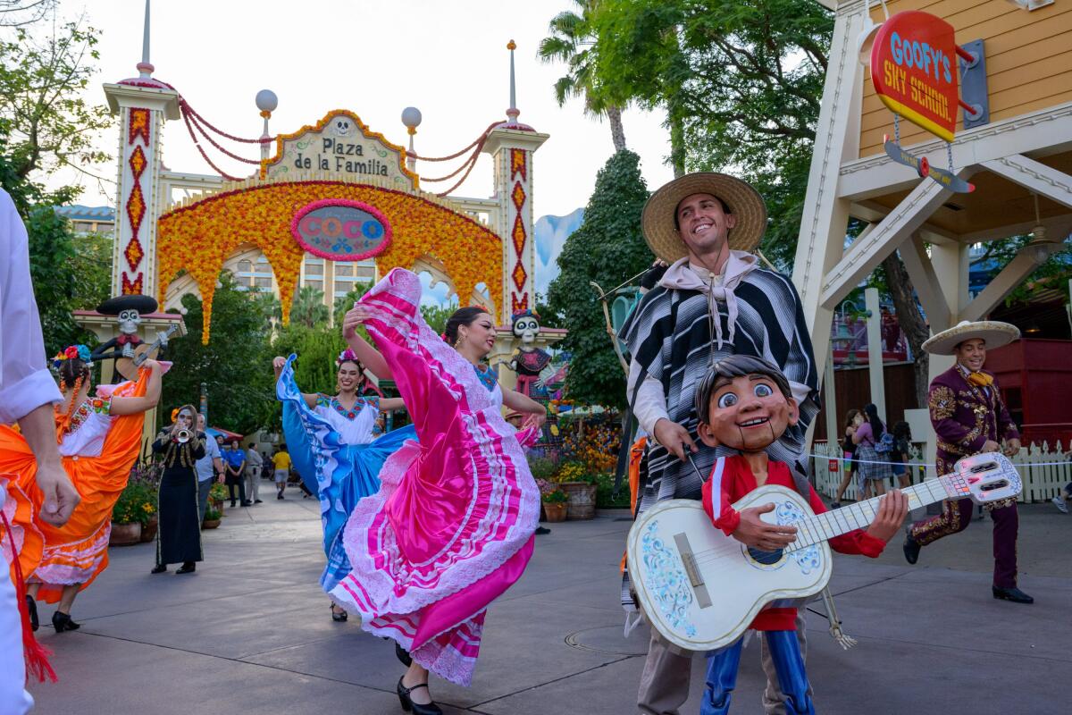 Disney California Adventure Park celebra el espíritu del Día de los Muertos inspirado en la cinta de Disney/Pixar’s “Coco”.