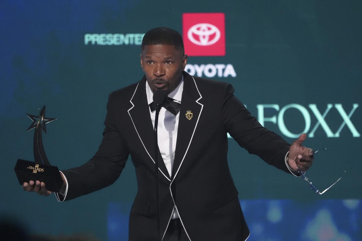 Jamie Foxx acepta el premio al máximo ícono