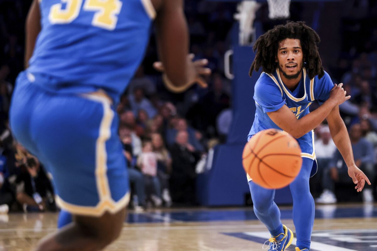 Le garde de l'UCLA, Tyger Campbell, passe le ballon au cours de la première mi-temps contre le Kentucky lors de la CBS Sports Classic.