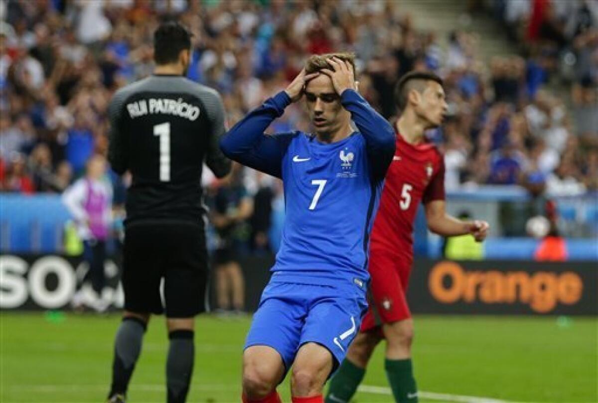 El jugador de Francia, Antoine Griezmann, centro, reacciona tras fallar una oportunidad de gol contra Portugal en la final de la Eurocopa el domingo, 10 de julio de 2016, en Saint-Denis, Francia. (AP Photo/Thanassis Stavrakis)
