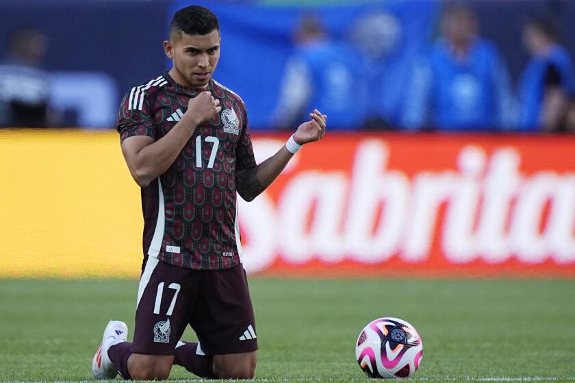 El volante de México, Orbelín Pineda, previo a un partido amistoso ante Uruguay el miércoles, 5 de junio de 2024, en Denver. (AP Foto/David Zalubowski)
