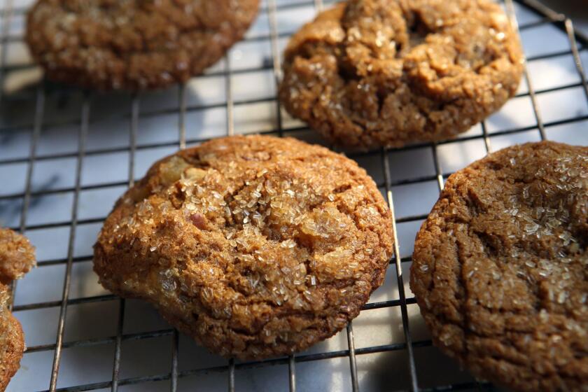 Nutmeg cookies with pears and walnut.