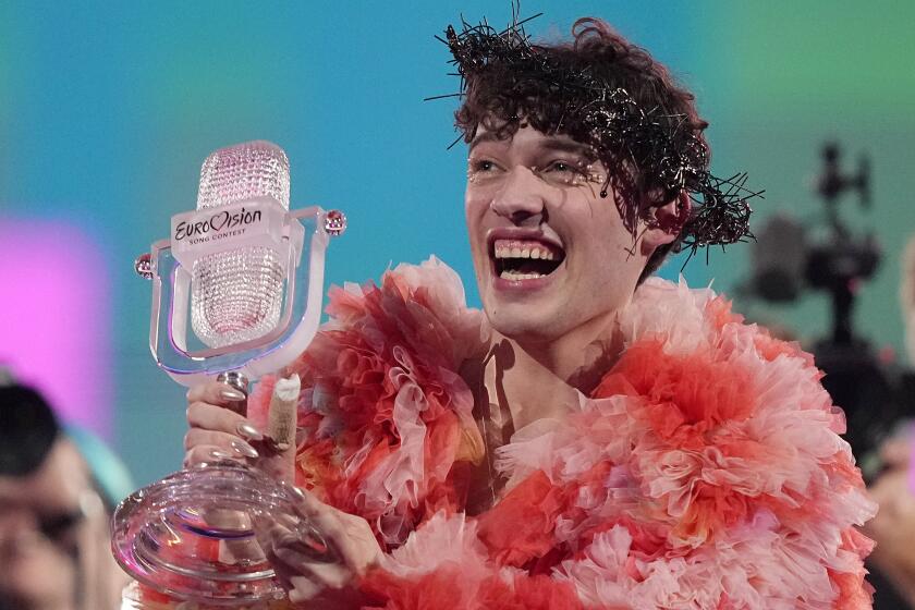 Nemo, de Suiza, que interpretó la canción The Code, celebra tras ganar la Gran Final del Festival de Eurovisión en Malmo, Suecia, el domingo 12 de mayo de 2024. (AP Foto/Martin Meissner)