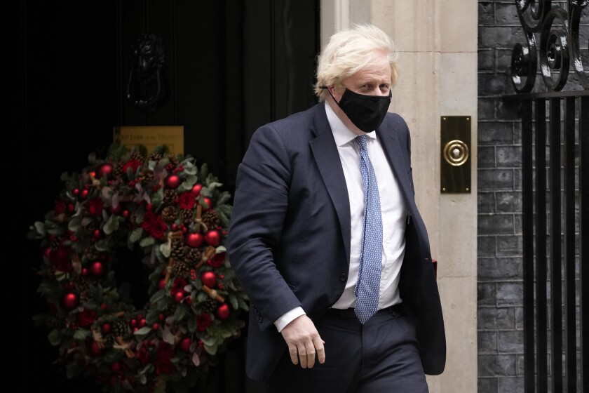 El primer ministro británico Boris Johnson sale de la residencia oficial de 10 Downing Street para asistir a la sesión semanal de preguntas en la Cámara de los Comunes, Londres, miércoles 8 de diciembre de 2021. (AP Foto/Matt Dunham)