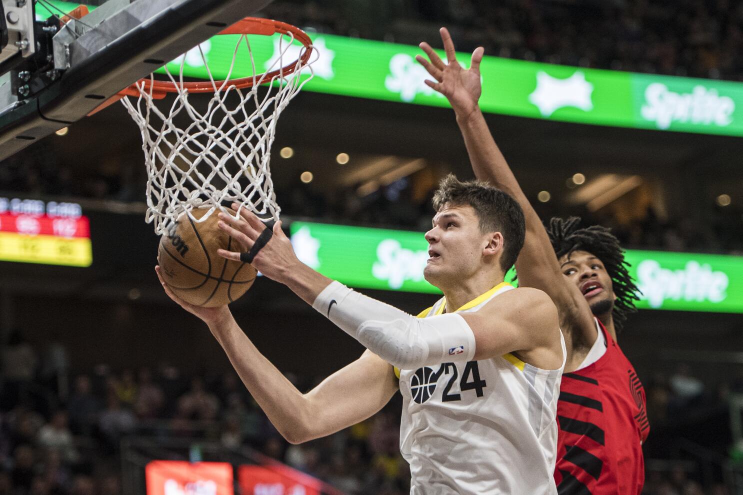 Jackson scores 25 points as Nuggets beat Bulls 114-106 after Jokic