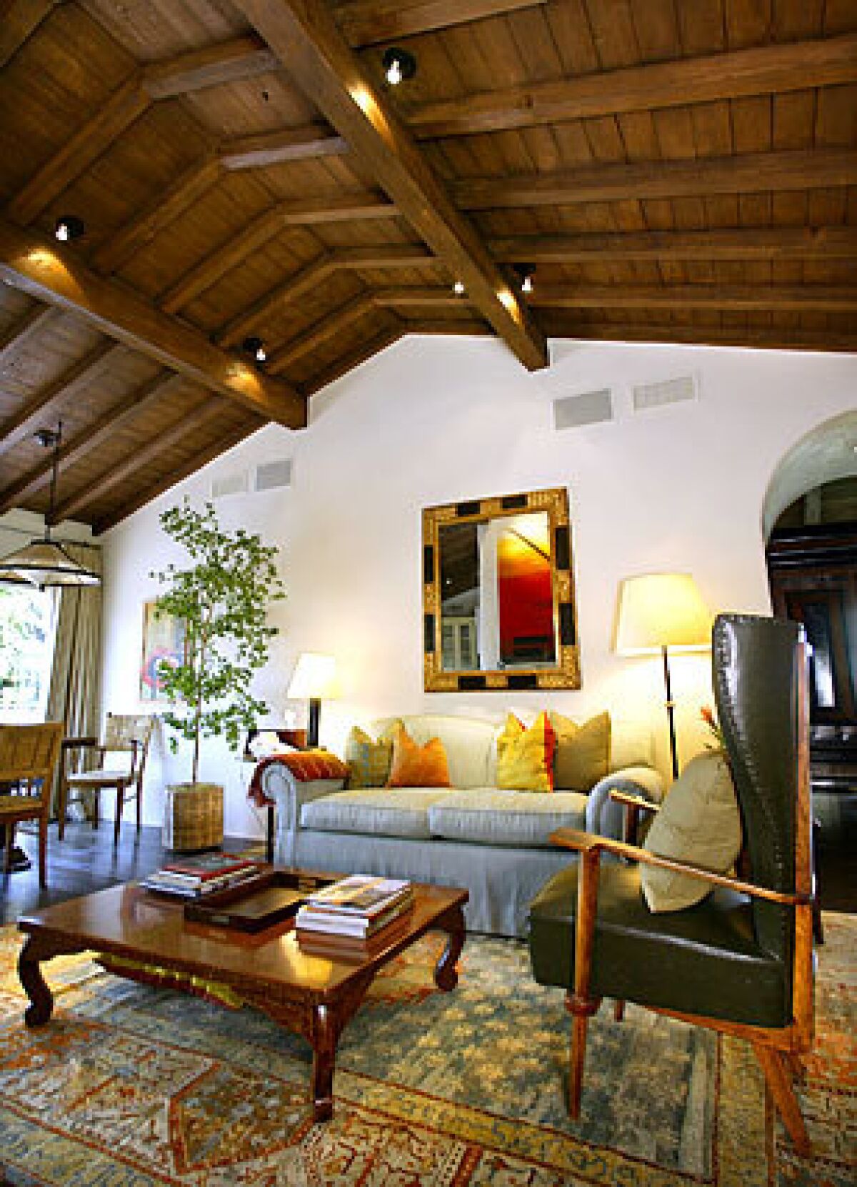 Acting couple Ben Affleck and Jennifer Garner are the latest owners of a California ranch house in the Pacific Palisades that has been capturing the imagination of A-listers since Gregory Peck bought it in 1947. This is the den in the 8,800-square-foot home they bought from producer Grazer for $17.55 million, according to public records.