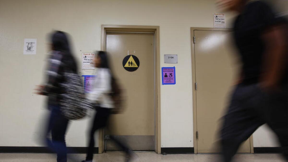 Un baño de género neutral en Santee High School, en California.