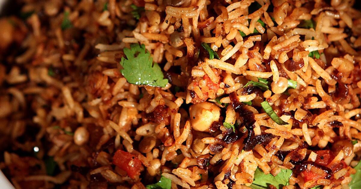 Muceddere (rice pilaf with chickpeas, lentils and browned onions ...