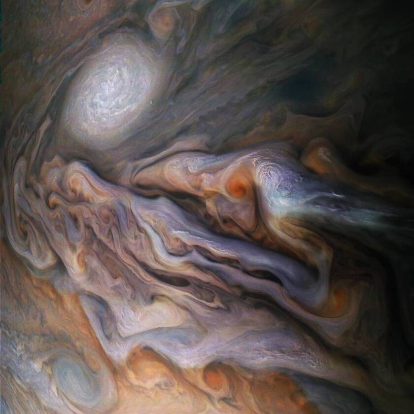 Imágenes de enormes ciclones en los polos de Júpiter tomadas por la diminuta nave espacial Juno de la NASA