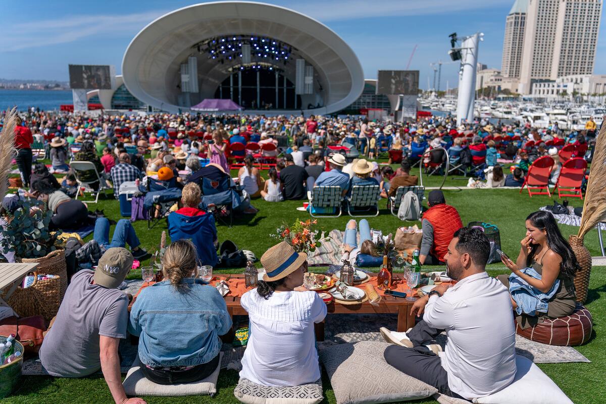 La gente hace un picnic en el Rady Shell en Jacobs Park en San Diego.