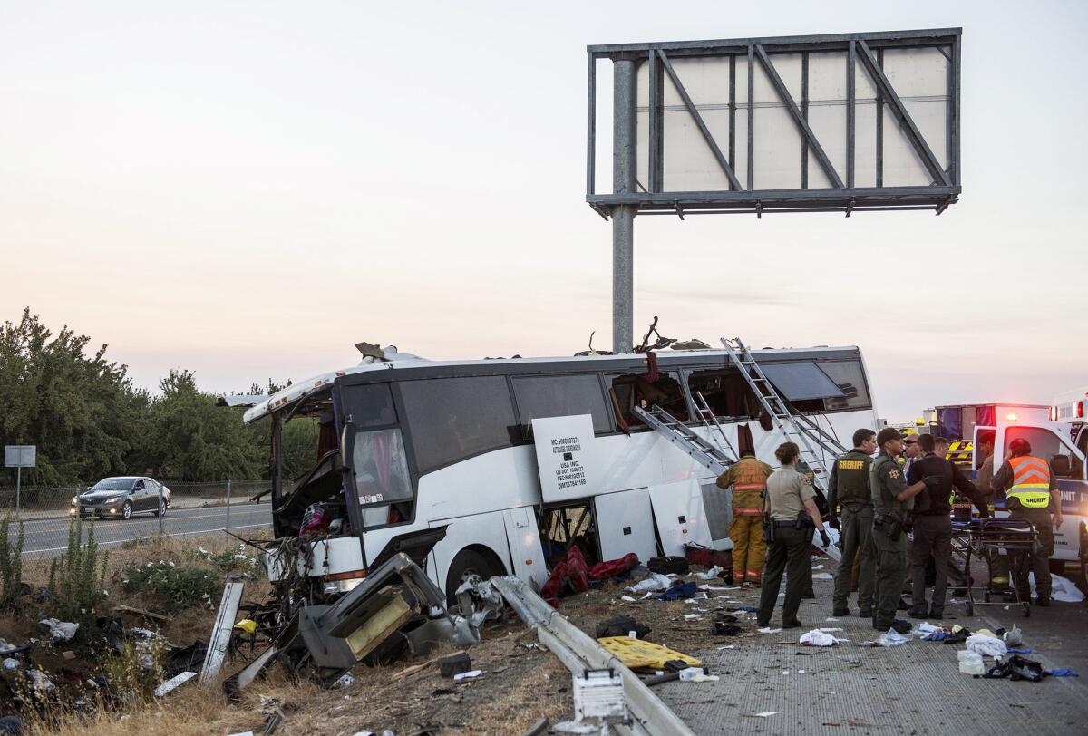 Equipos de rescate trabajan en el lugar donde chocó un autobús en la autopista 99 entre Atwater y Livingston, California, el martes 2 de agosto de 2016. (Andrew Kuhn/Merced Sun-Star via AP)