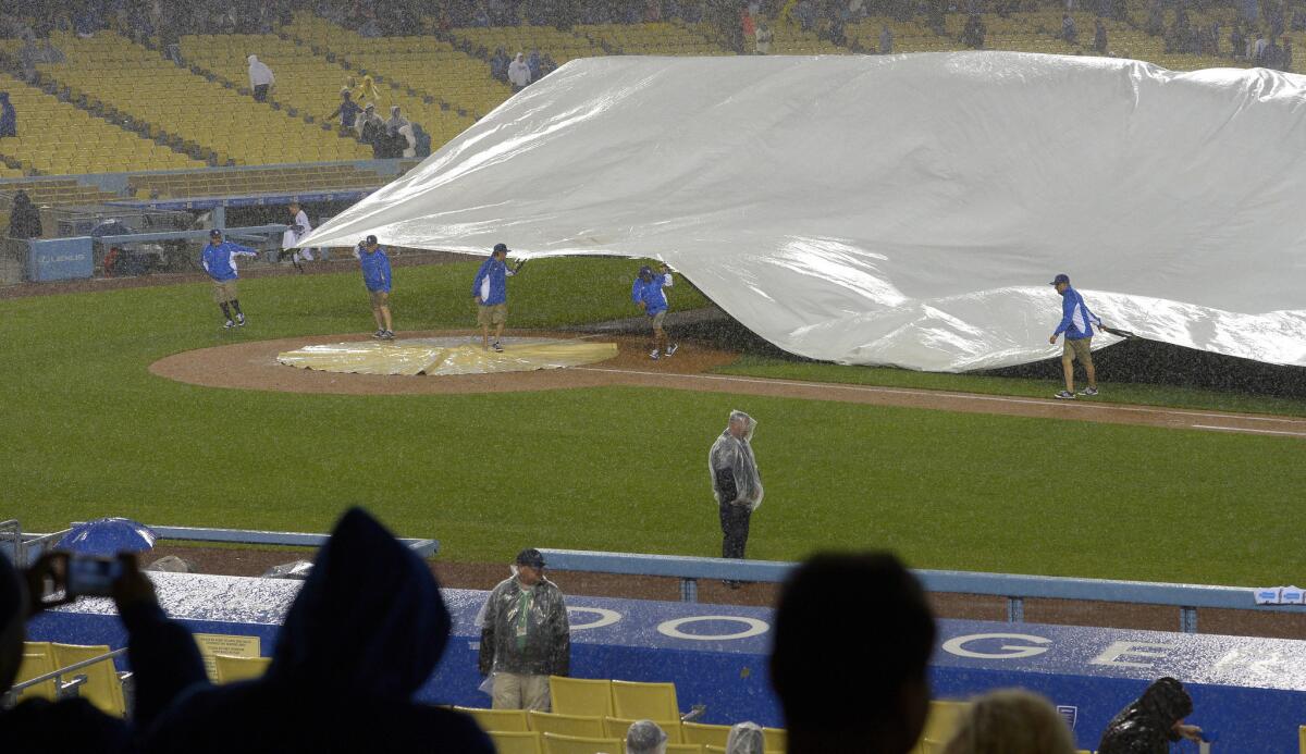 El partido entre Rockies ante Dodgers se retraso por la lluvia.