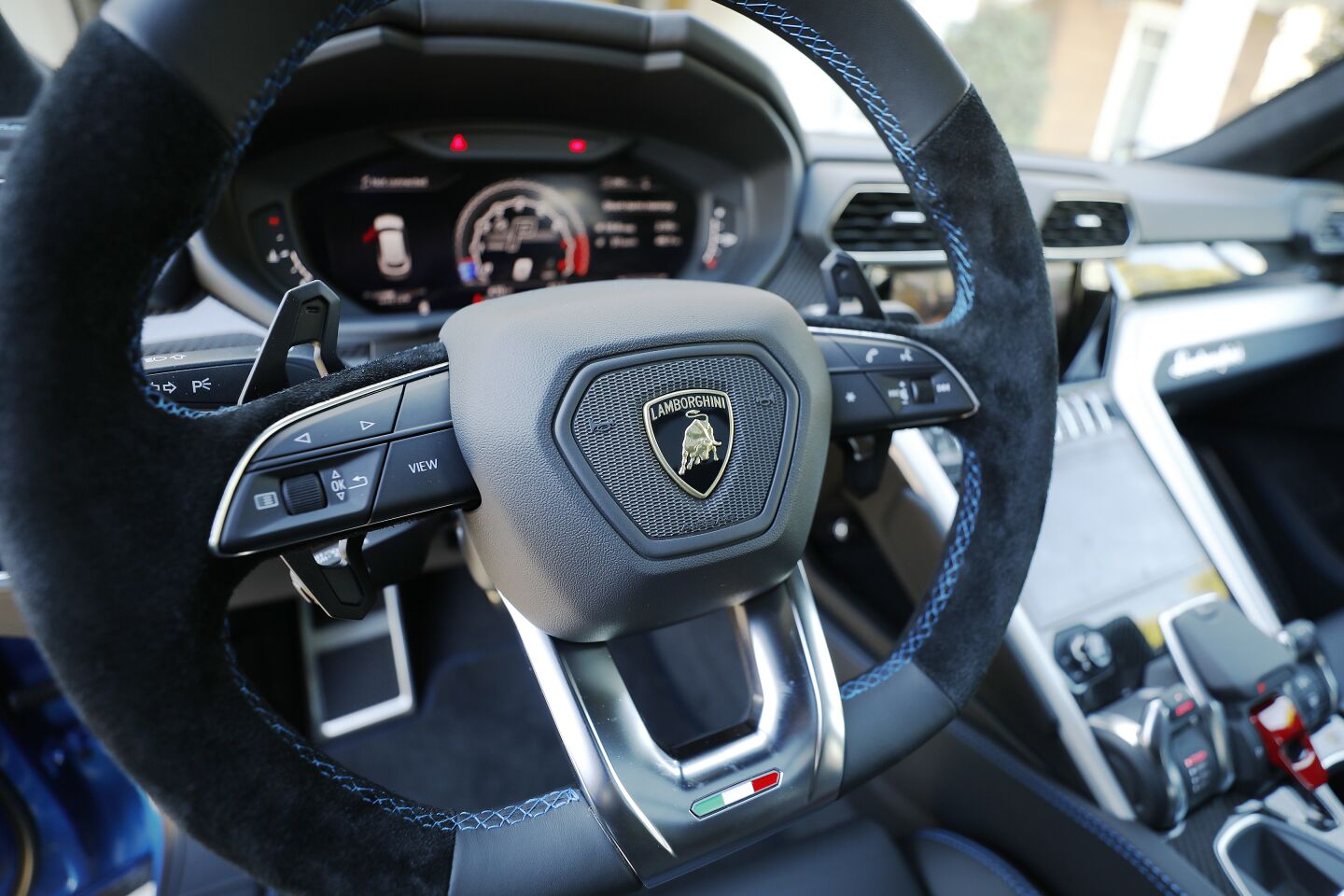 The Lamborghini Urus' flat-bottomed suede and leather steering wheel.