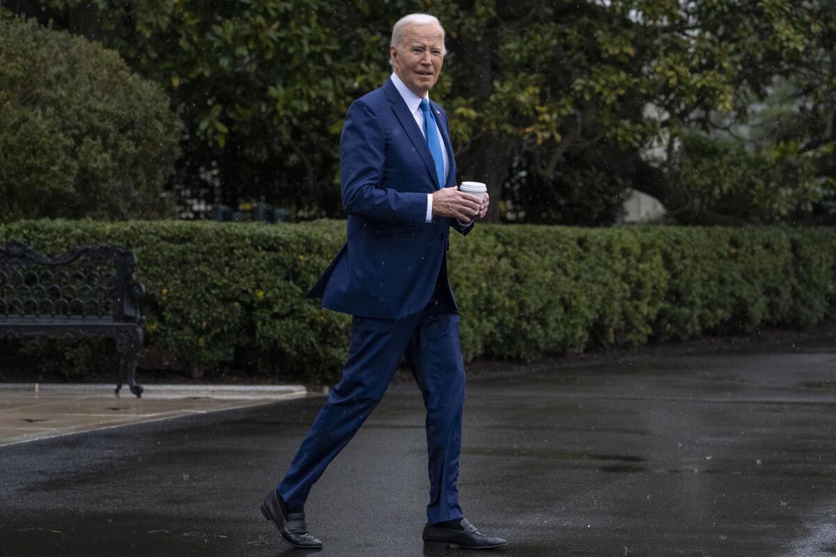 El presidente estadounidense Joe Biden sale de la Casa Blanca en Washington, el miércoles