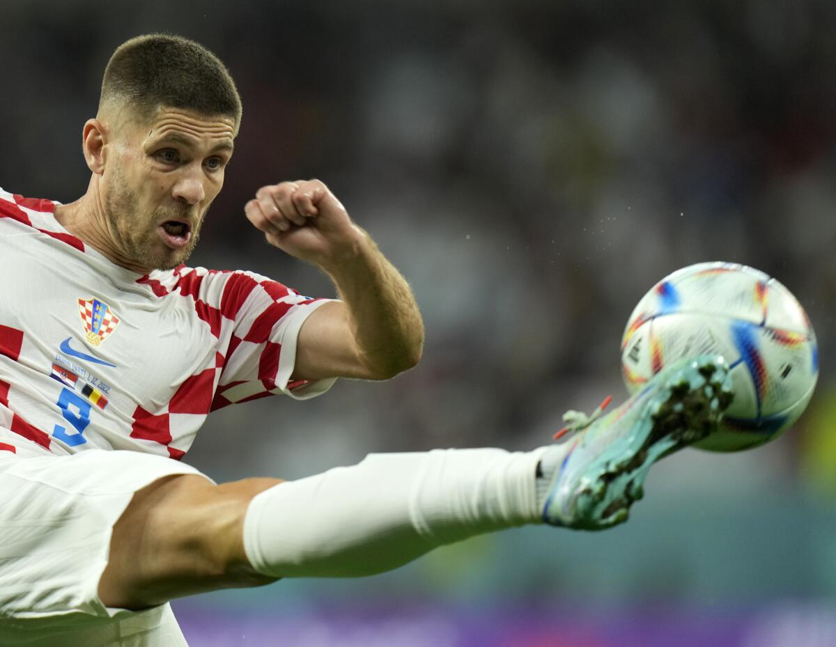 Andrej Kramaric, de la selección de Croacia, patea el balón durante el partido contra Bélgica