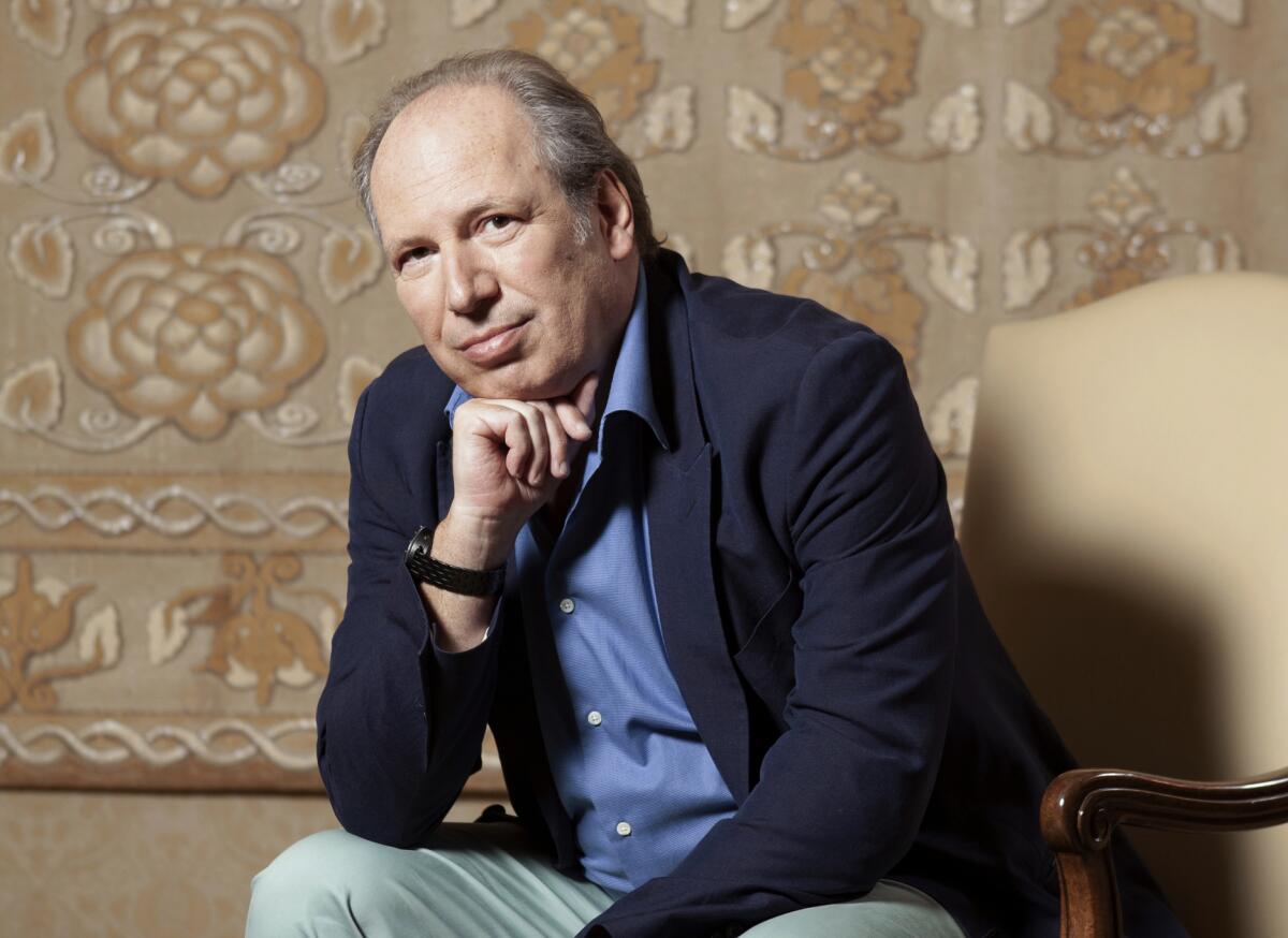 ARCHIVO - El compositor Hans Zimmer posa el 10 de julio de 2019, en el Hotel Montage 