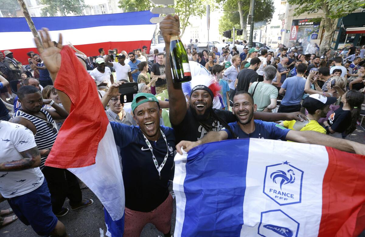 En esta foto del 6 de julio de 2018, seguidores de Francia festejan la victoria sobre Uruguay en los cuartos de final de la Copa del Mundo. Los hincha vieron el encuentro en un bar de Marsella (AP Foto/Claude Paris, archivo)