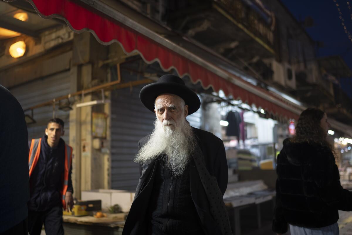 Un judío ultraortodoxo camina en el mercado Mahane Yehuda,