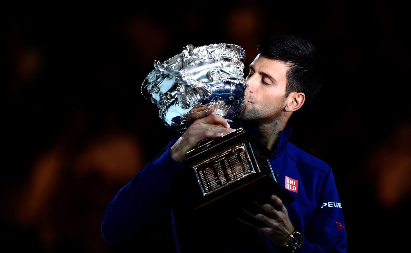 FS203. Melbourne (Australia), 31/01/2016.- Novak Djokovic of Serbia celebrates his win against Andy Murray of the United Kingdom during the Men's final at the Australian Open tennis tournament in Melbourne, Australia, 31 January 2016. (Tenis) EFE/EPA/LUKAS COCH AUSTRALIA AND NEW ZEALAND OUT ** Usable by HOY, FL-ELSENT and SD Only **