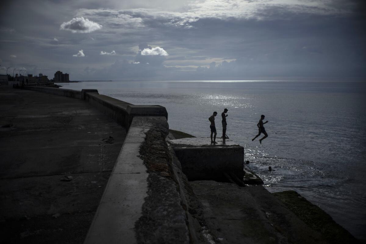 Unos niños brincan al mar frente al Malecón de La Habana, en Cuba, el 15 de septiembre de 2022. 