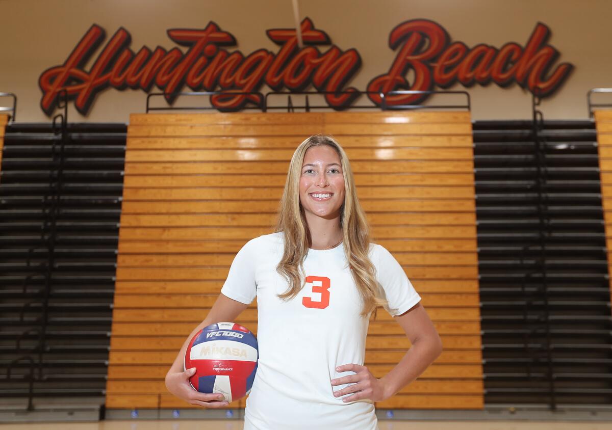 Huntington Beach setter Dani Sparks has signed with Cal Poly for beach volleyball.