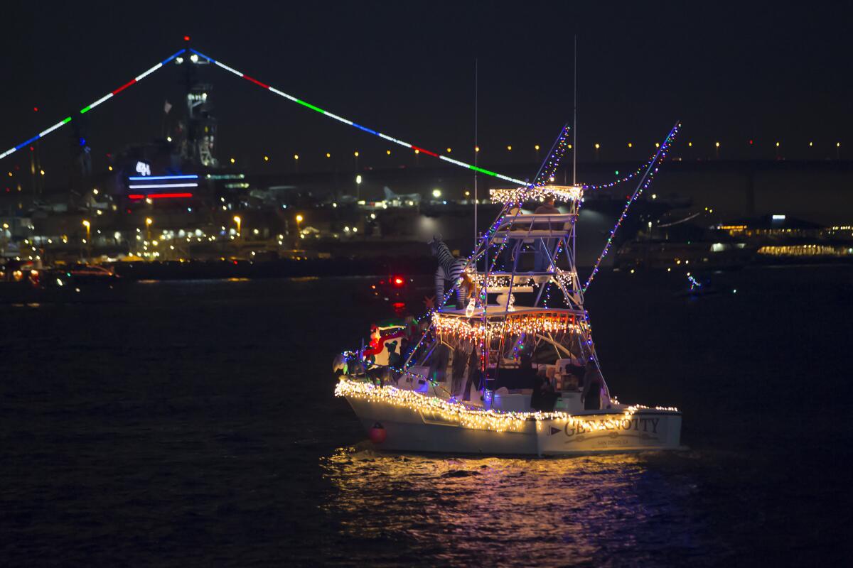 Cientos de barcos decorados con luces y motivos navideños se dan cita en la bahía de San Diego durante el Parade of Lights.