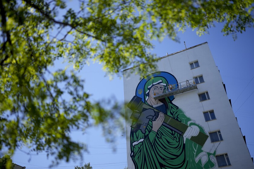 Mural de la Virgen María sosteniendo un misil antitanque de fabricación estadounidense en Kiev, Ucrania